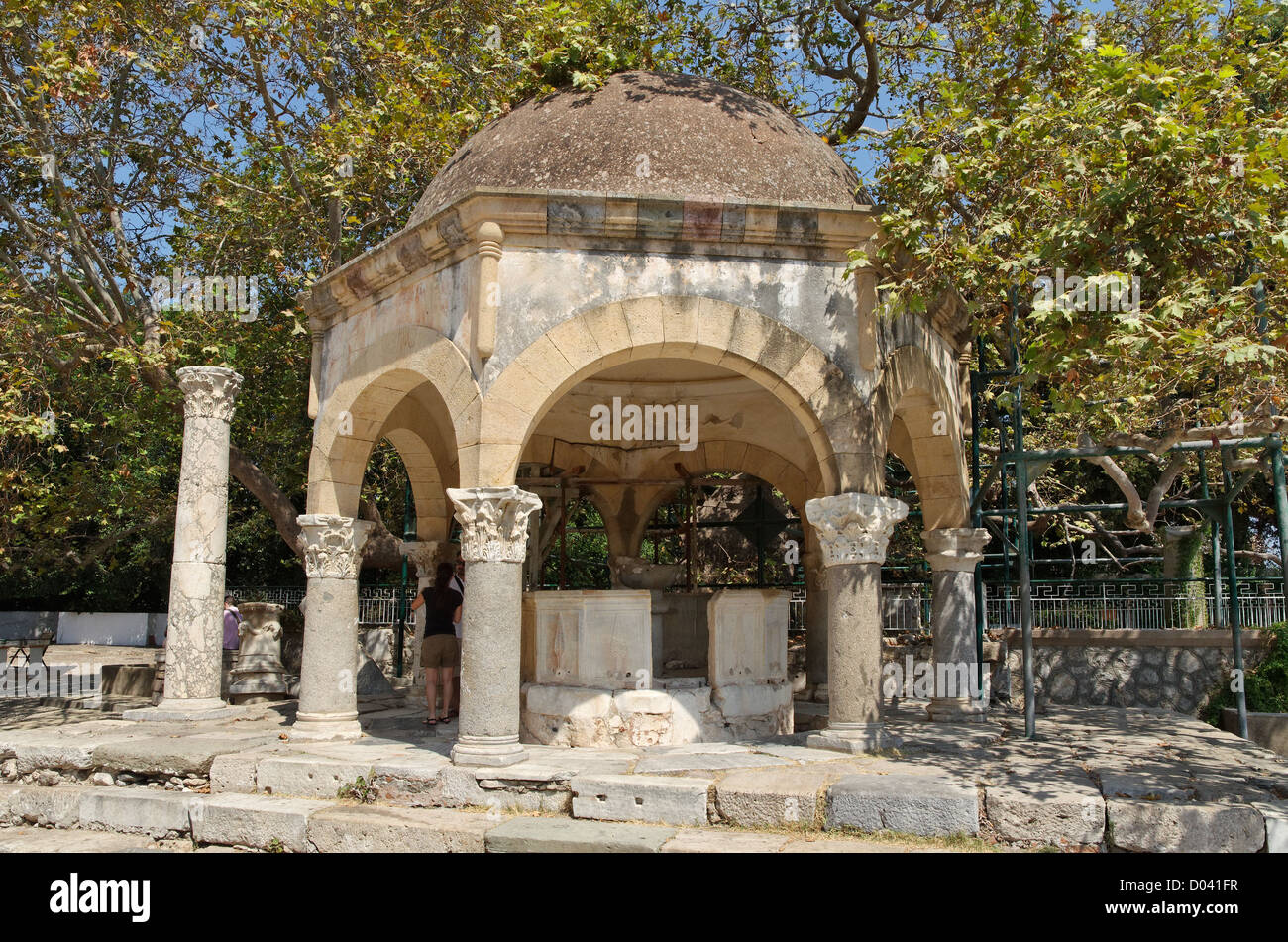 Ehemalige Moschee waschen Schriftart neben Hippokrates-Platane in Kos Stadt, Kos, Dodekanes Insel Inselgruppe, Ägäis, Griechenland Stockfoto