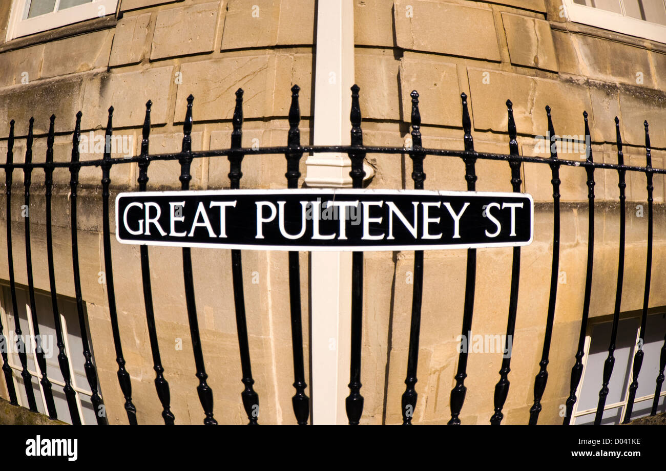 Grafischen Weitwinkeleinstellung von Straßenschild auf große Pulteney Straße in Stadt Bath Stockfoto
