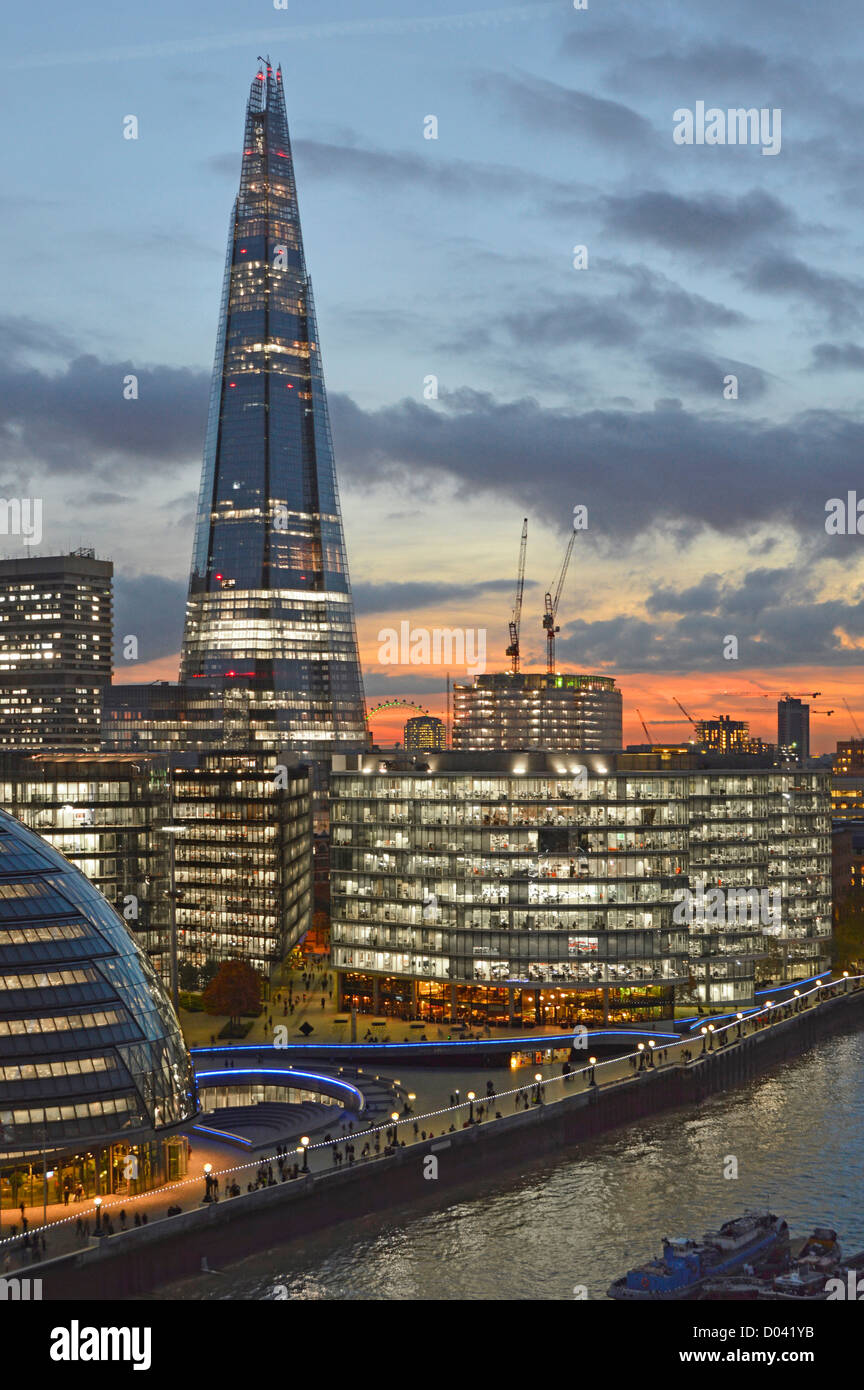 Skyline bei Sonnenuntergang (L bis R) City Hall, More London, (Mitte vorne mit dem Scoop), Guys Hospital & The Shard, mit Shangri La Hotel in Großbritannien Stockfoto