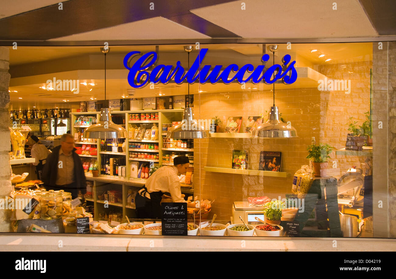 Durch Fenster von Carluccios Brasserie Restaurant Deli in Milsom Platz in Bath England untersuchen Stockfoto