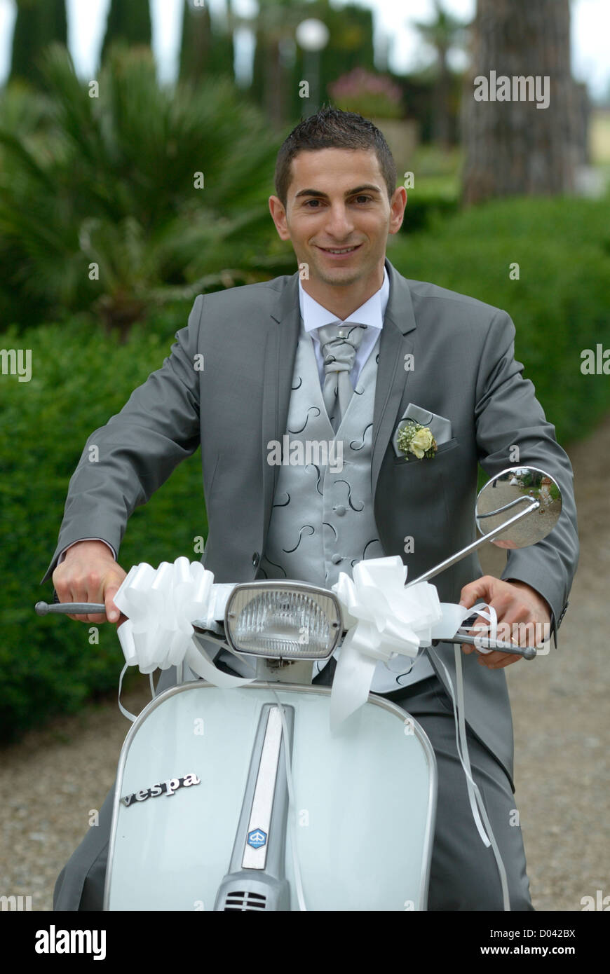 Italienische Bräutigam auf einem Vespa-Roller, Florenz, Toskana, Italien Stockfoto