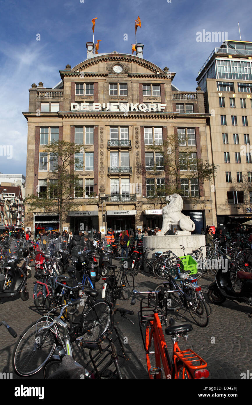 Fahrräder außerhalb der De Bijenkorf Kaufhaus im Zentrum von Amsterdam, die Niederlande. Stockfoto