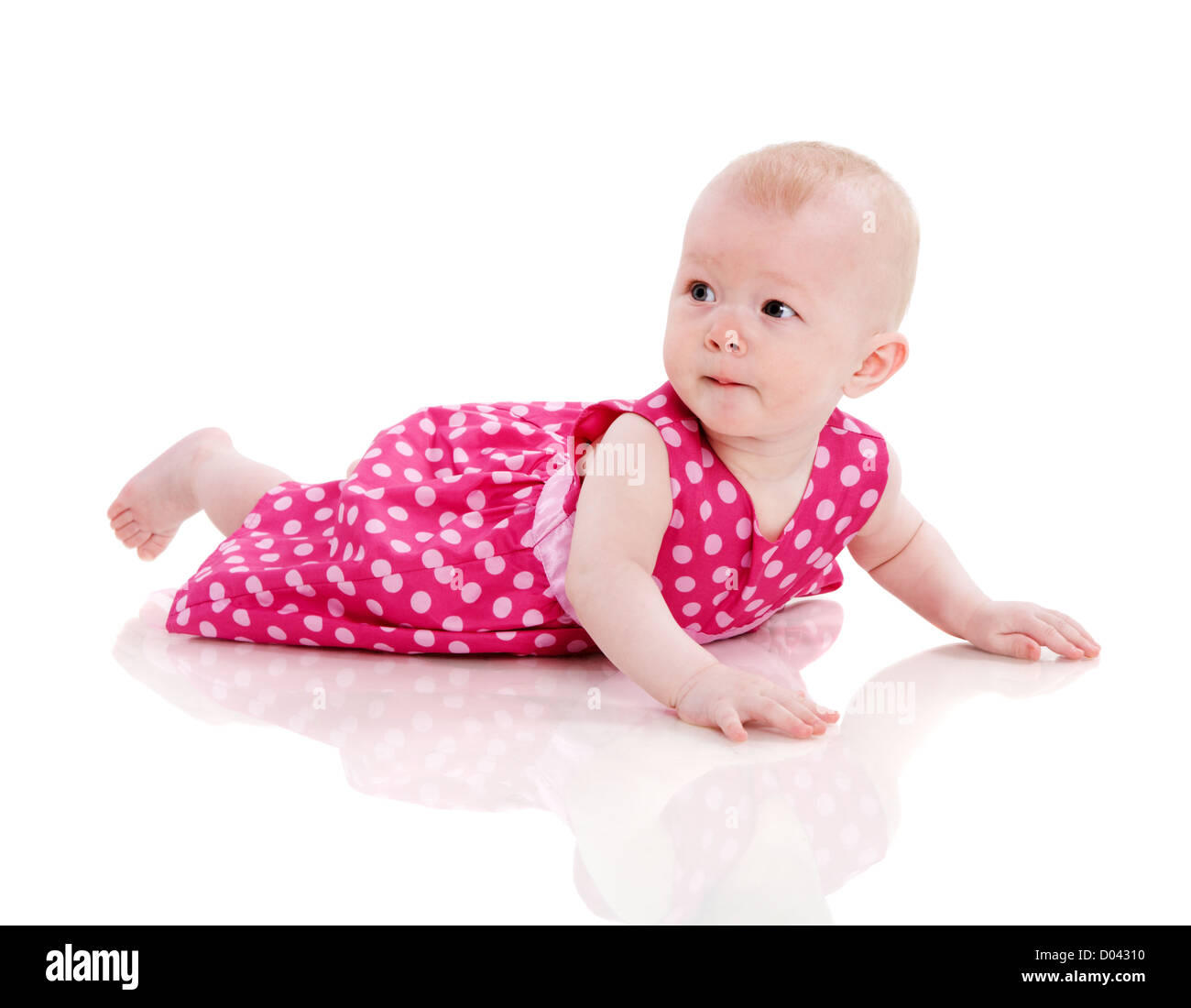 Sechs Monate Mädchen auf Boden isoliert auf weiss Stockfoto