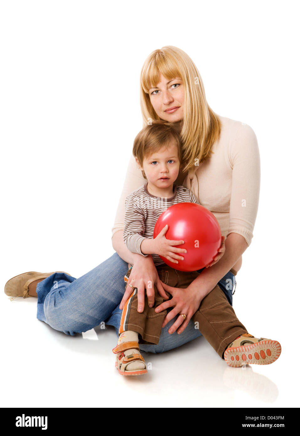 Glückliche Mutter mit Sohn isoliert auf weiss spielen Stockfoto