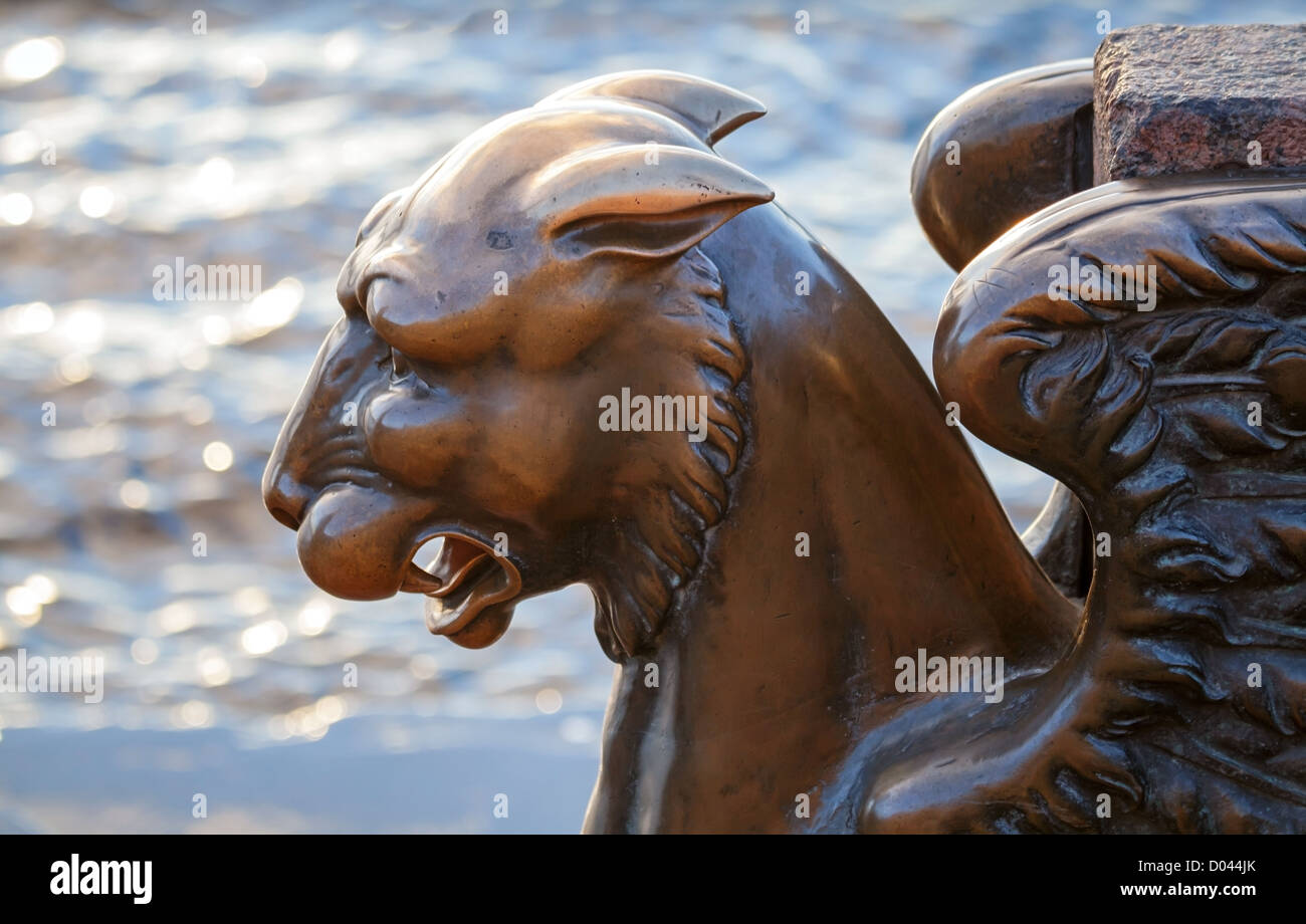 Griffin - geflügelter Löwe aus Bronze auf dem Damm Universität, St. Petersburg. Russland Stockfoto