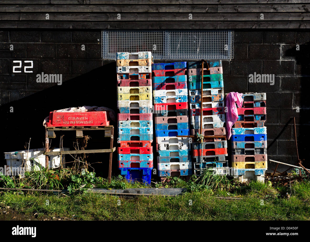 Fisch-Kisten gestapelt gegen einen Schuppen in Hastings. Stockfoto