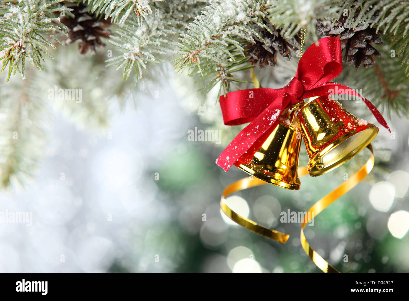 Nahaufnahme von Jingle Bell vom Weihnachtsbaum. Stockfoto