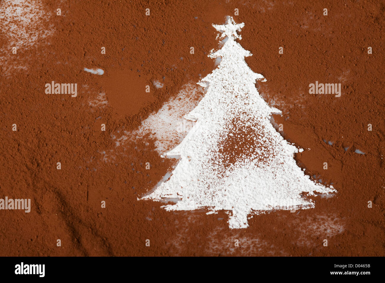 Weihnachtsbaum gemacht Puderzucker in Kakaopulver Stockfoto