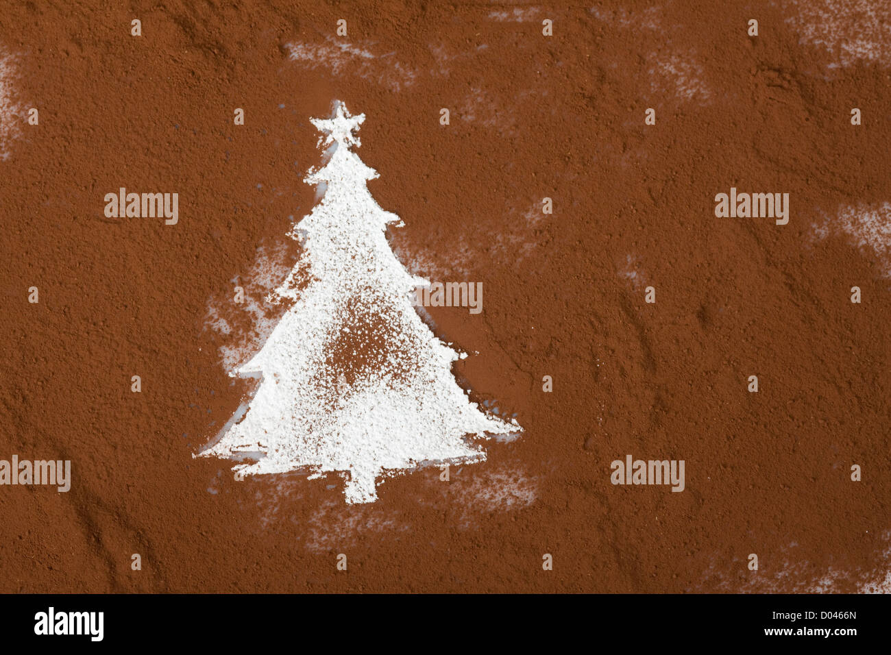 Weihnachtsbaum gemacht Puderzucker in Kakaopulver Stockfoto