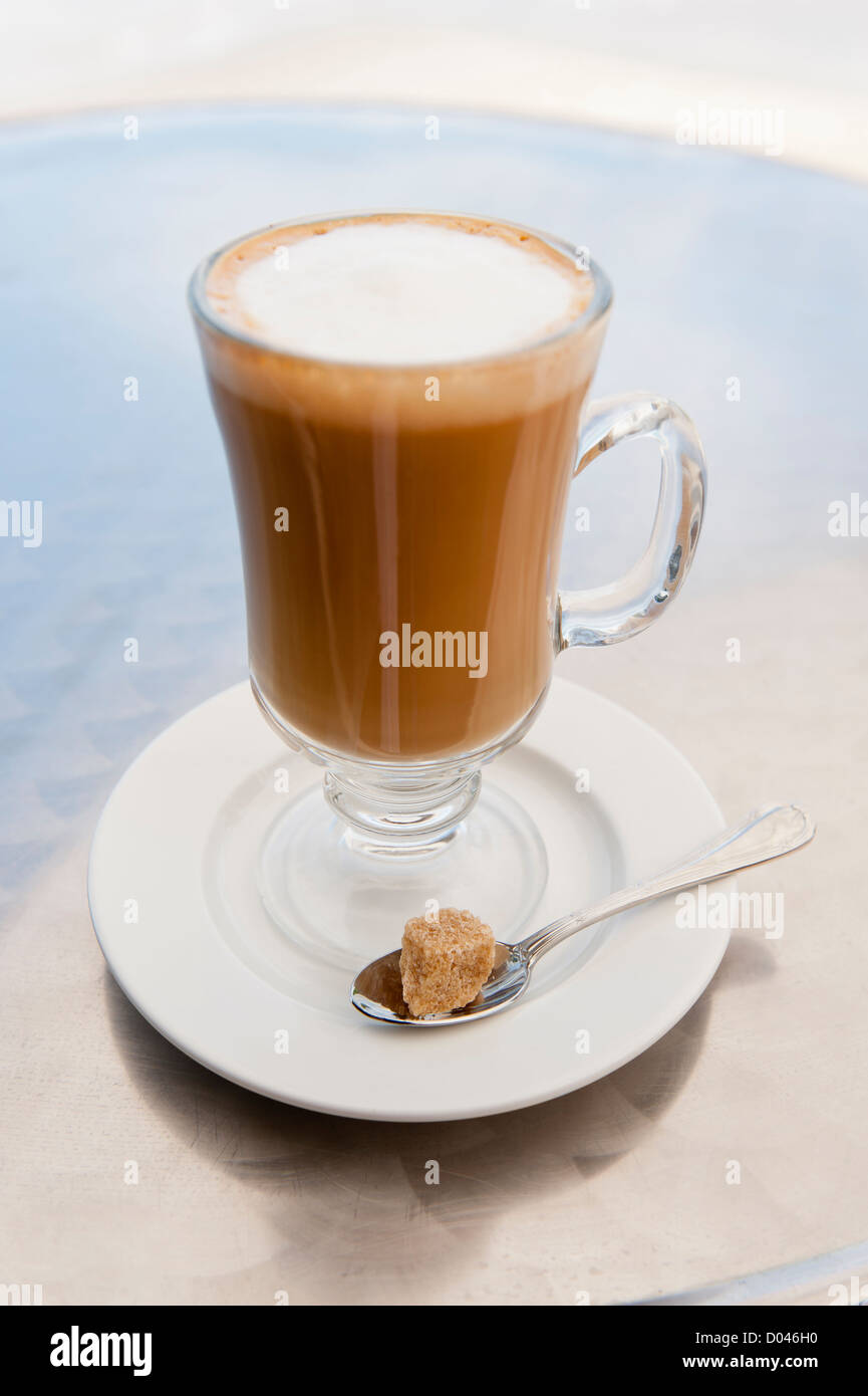 Caffe Latte mit Stück Zucker Stockfoto