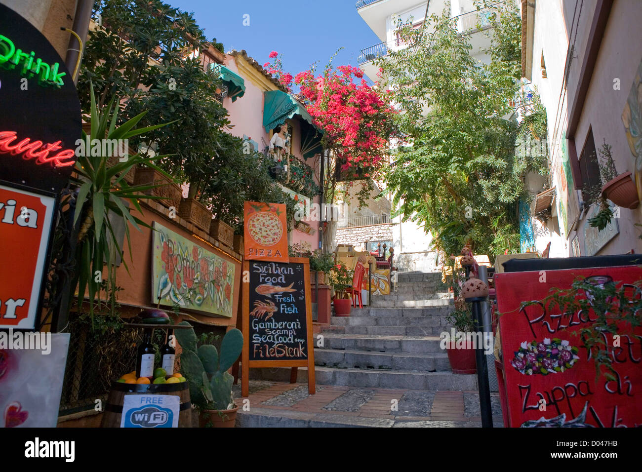 Anzeigen eines der vielen Seitenstraßen in Taormina, Sizilien, Italien Stockfoto