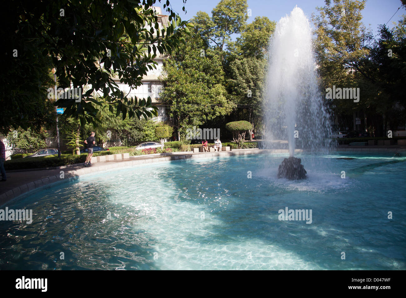 Mittelgang entlang der Avenida Amsterdam mit Brunnen in Condesa - Mexiko-Stadt DF Stockfoto