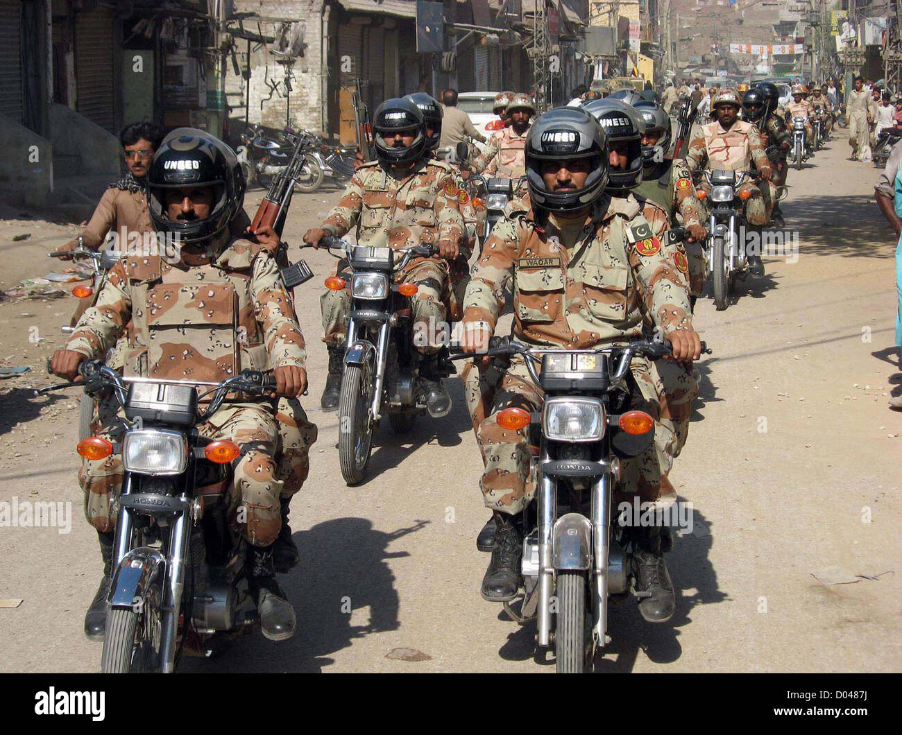 Rangers und Polizei Konvoi Patrouillen in Stadt Flagge Marsch um Recht und Ordnung so bleiben, wie Sicherheit hat während Muharram-Ul-Haram in Hyderabad auf Freitag, 16. November 2012 anziehen wurde. Stockfoto