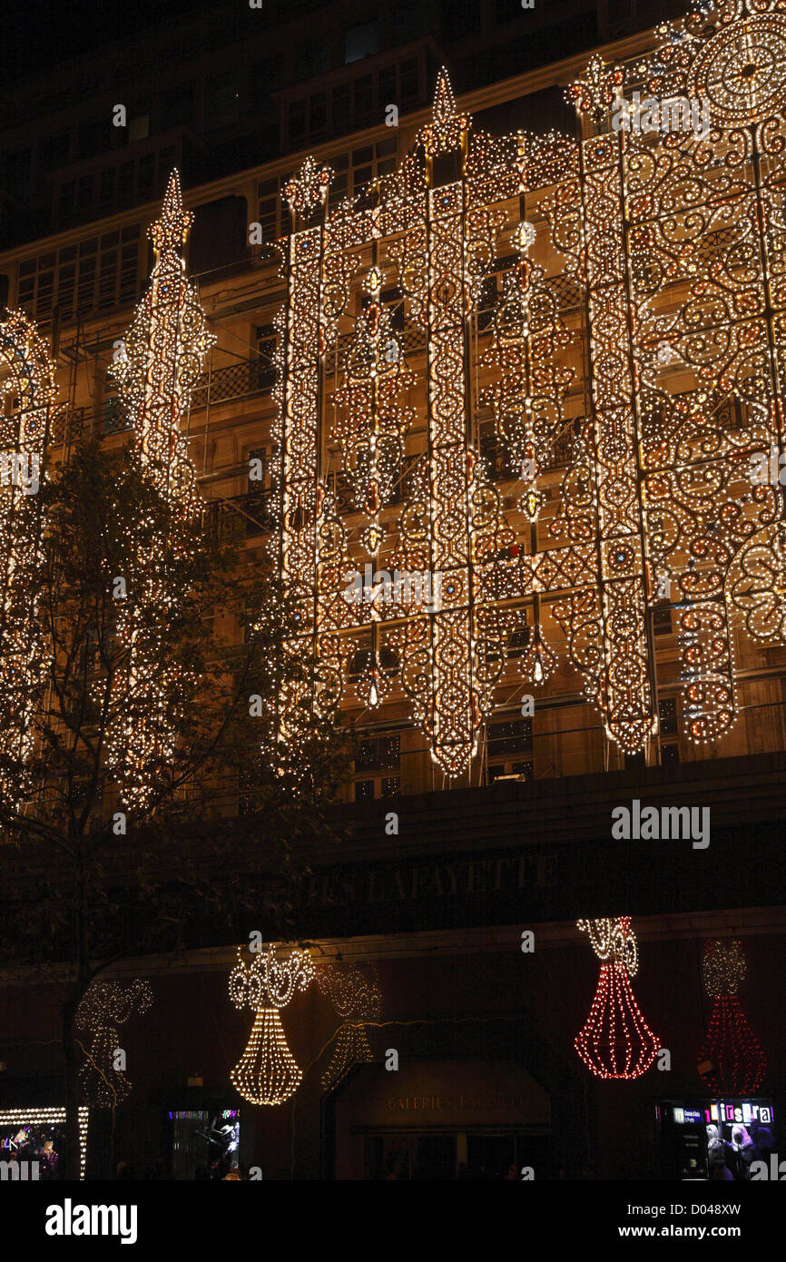 Weihnachtsfenster, Lichter, vordere Shop "Galeries Lafayette". Boulevard Haussmann Paris Stockfoto