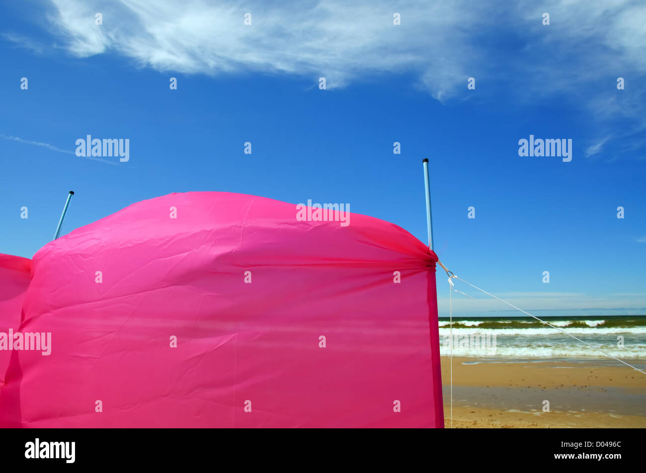 Ein rosa Windschutz am Strand Stockfoto