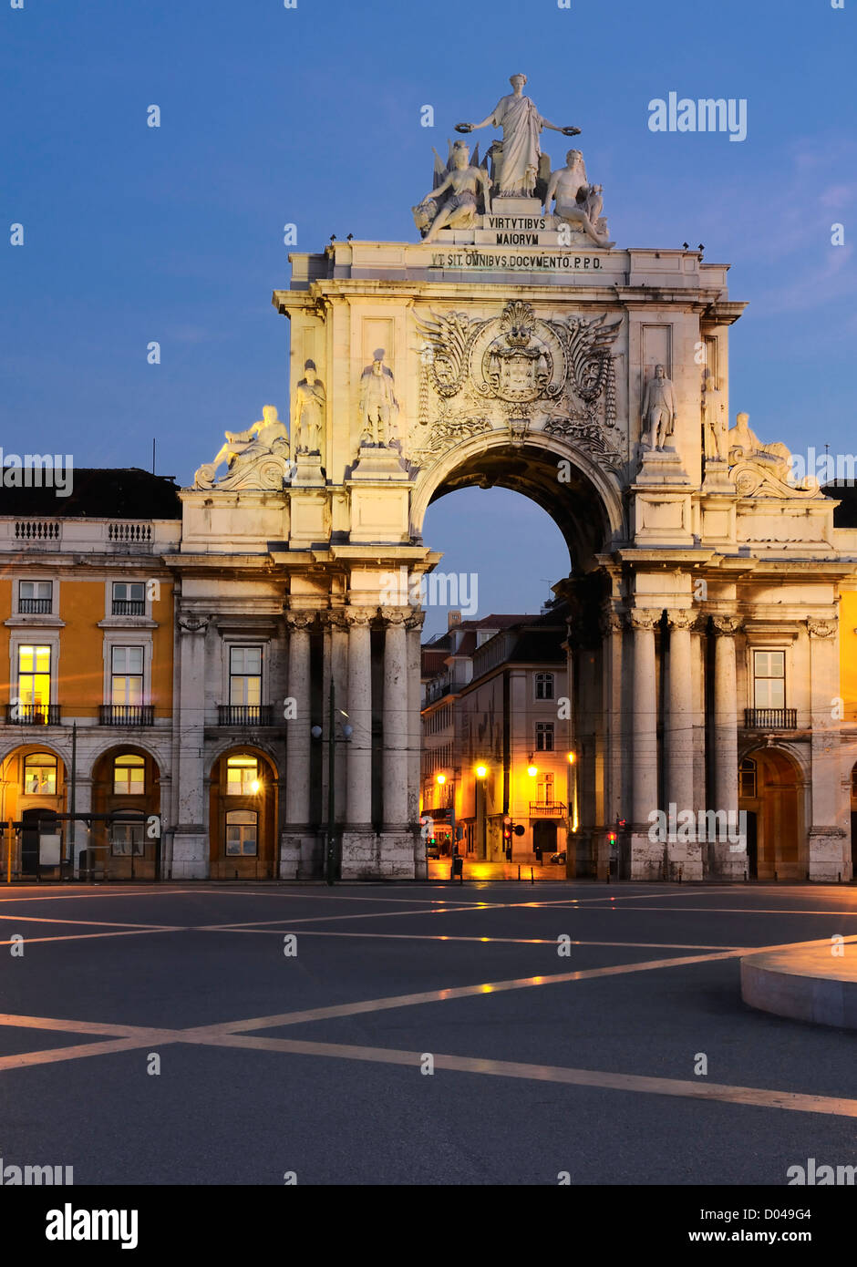 Berühmte Bogen an der Praça Comercio zeigen Viriatus, Vasco da Gama, Pombal und Nuno Alvares Pereira Stockfoto