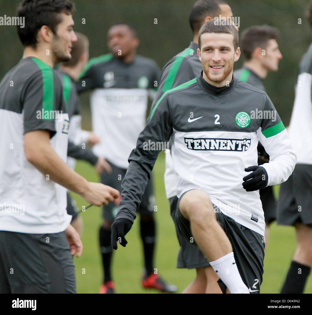 16.11.2012 Lennoxtown, Schottland. Adam Matthews und Tony Watt während der keltischen Trainingseinheit vor ihrem Spiel mit Aberdeen am Samstag. Stockfoto