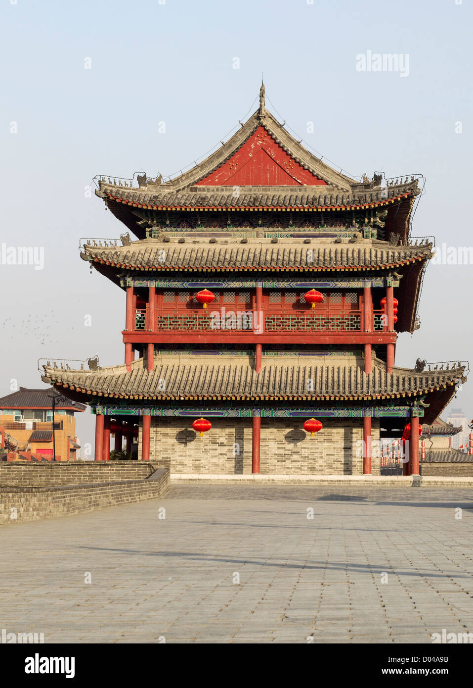 Vordere Ansicht der Glockenturm in Xian China mit blauen Himmel und Vögel im Hintergrund Stockfoto