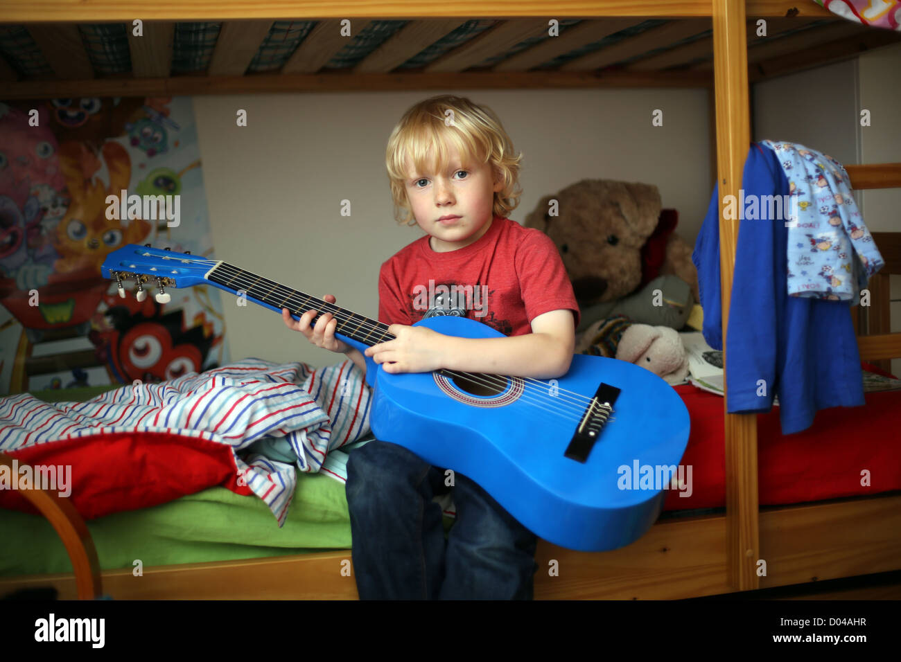 Junge mit Blue Guitar Stockfoto