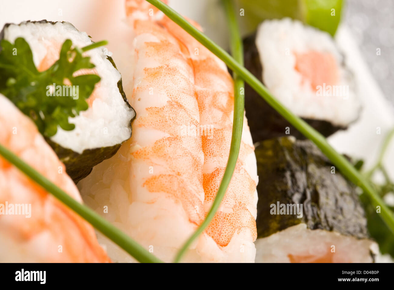 Foto von Sushi und Sashimi Essen auf rechteckigen Platte mit der Unterredung Stockfoto