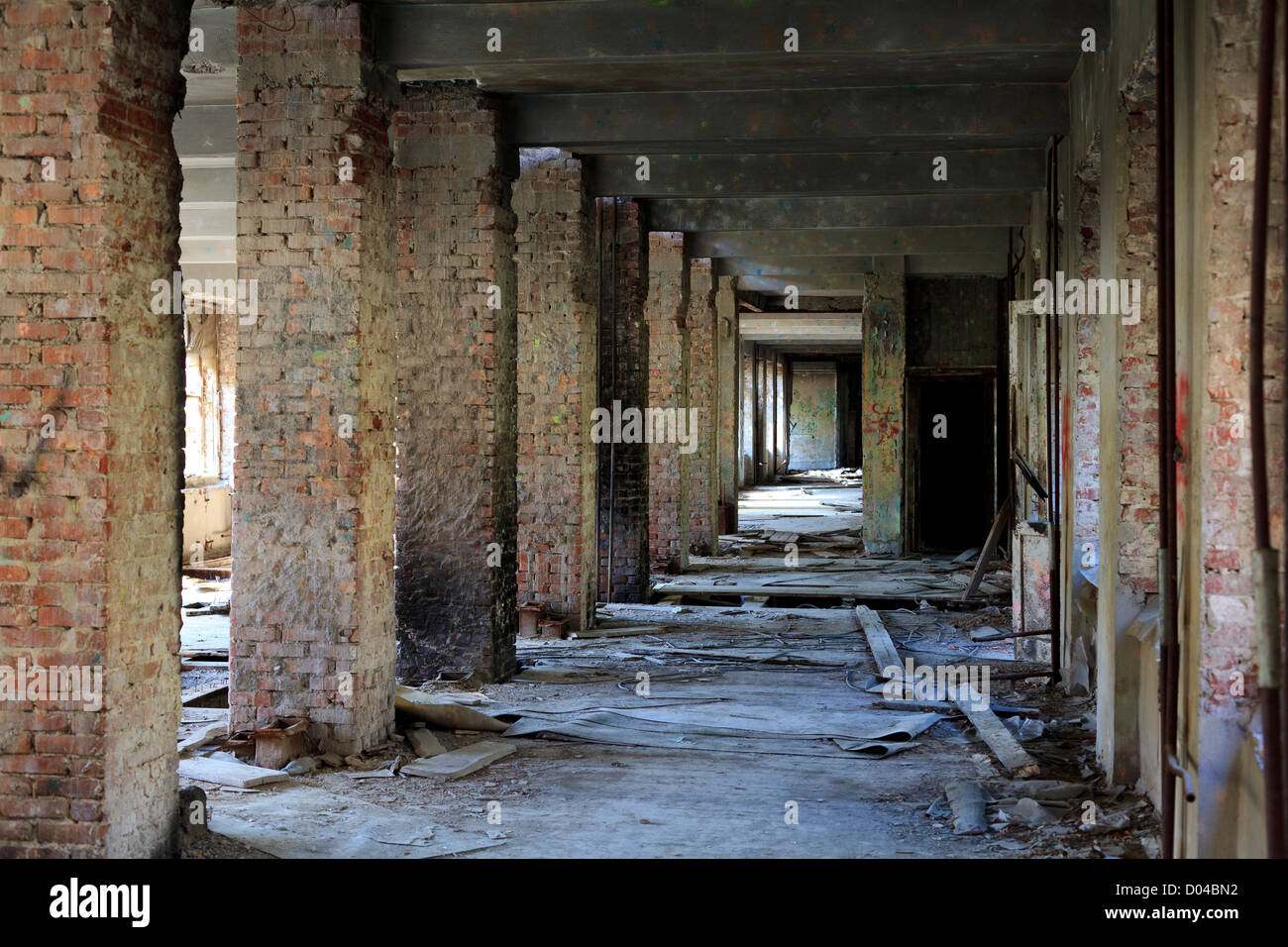 Verlorene Stadt. Das Innere einer verlassenen Konstruktion. Stockfoto