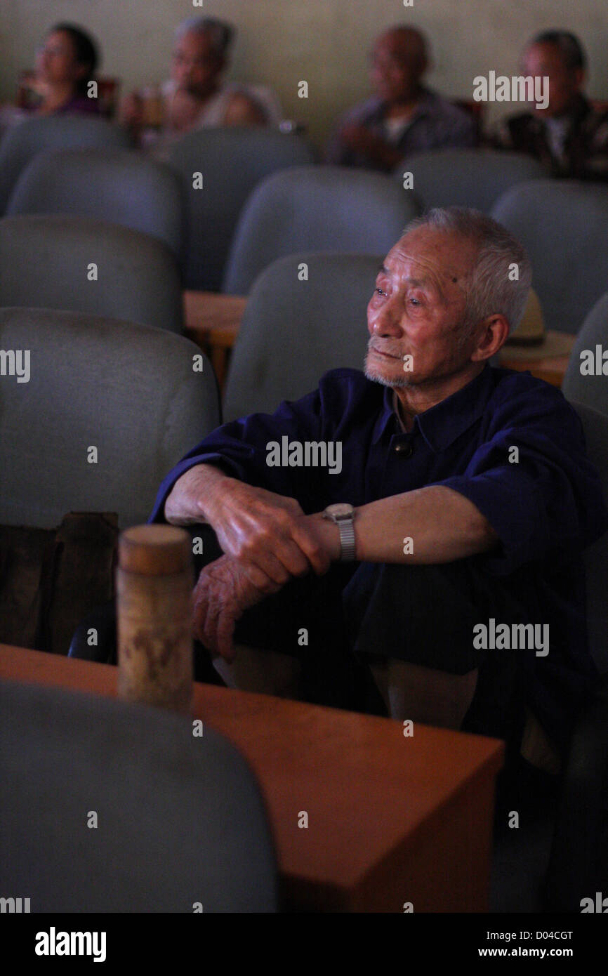 Alte chinesische Mann beobachtet Sichuan Oper Stockfoto