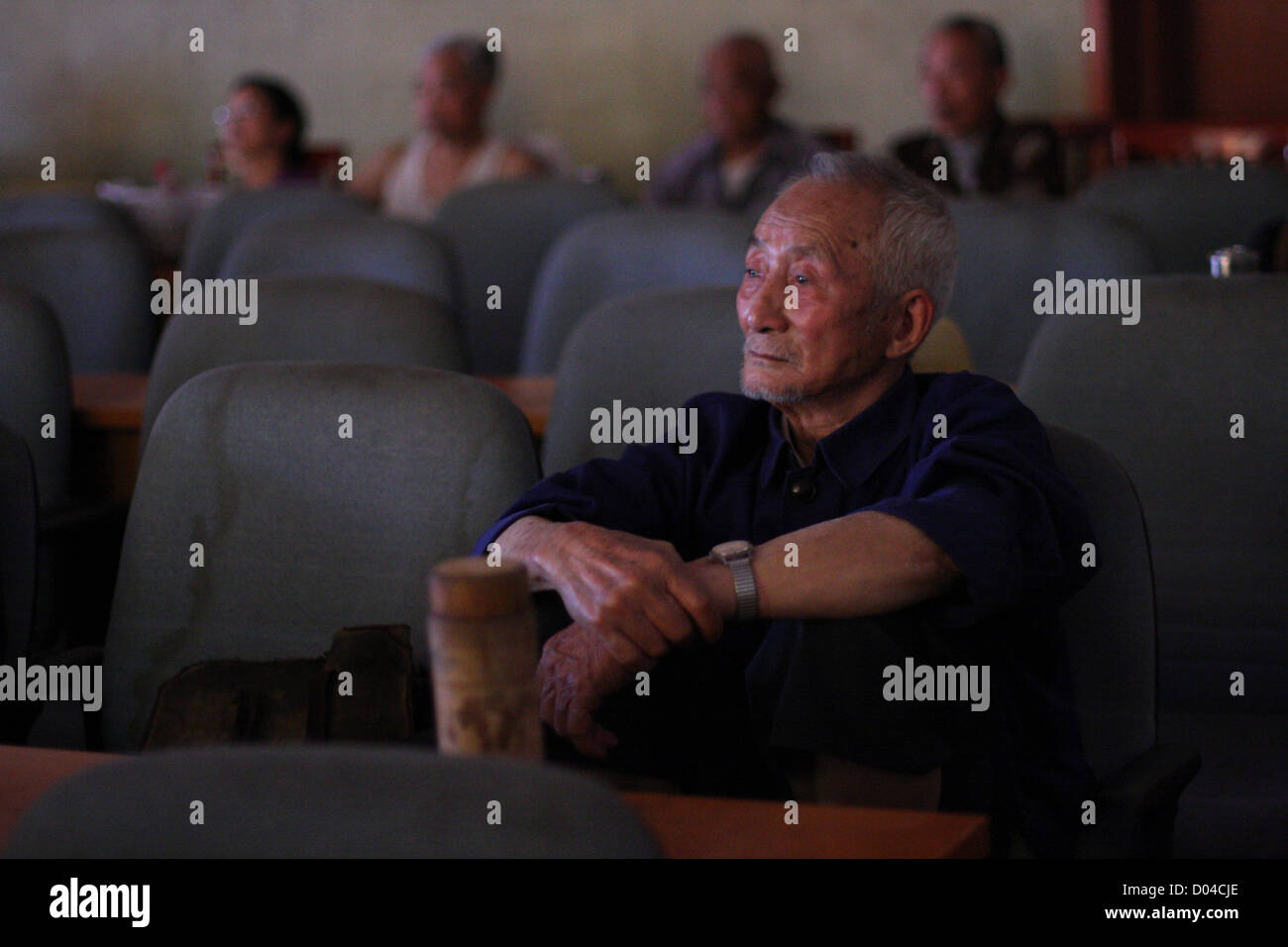 Alte chinesische Mann beobachtet Sichuan Oper Stockfoto
