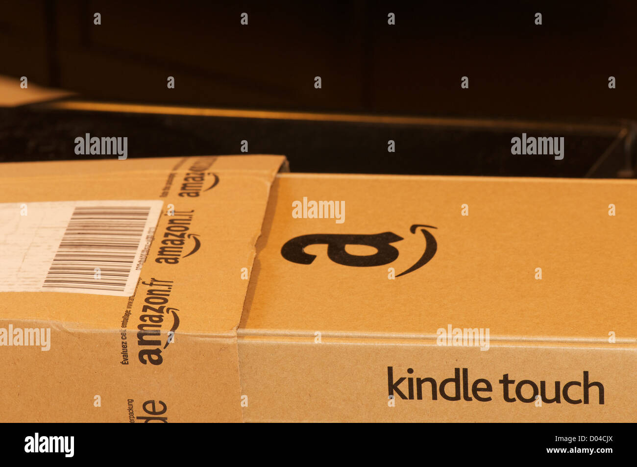 Kindle Touch in einem Amazon-Paket Stockfoto