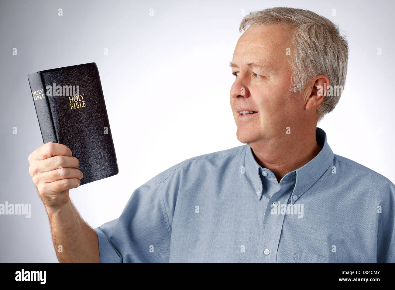 Mann mit der Bibel in der Hand (öffne meine Augen, dass ich wunderbare Dinge in Ihrer Rechtsordnung Psalm 119.18 sehen kann) Stockfoto