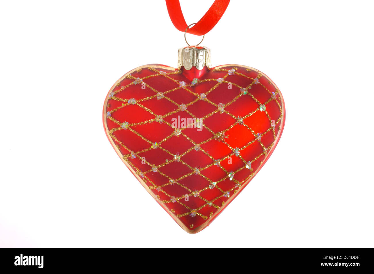 rotes Herz als Weihnachtsdekoration auf weißem Hintergrund Stockfoto