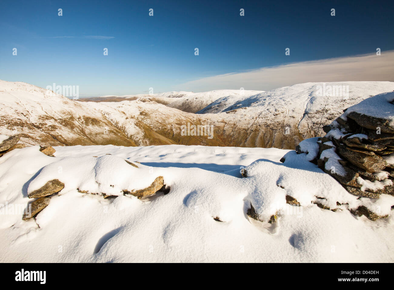 Schnee auf Fairfield in Herbst, Lake District, UK, mit Blick auf die High Street fällt. Stockfoto