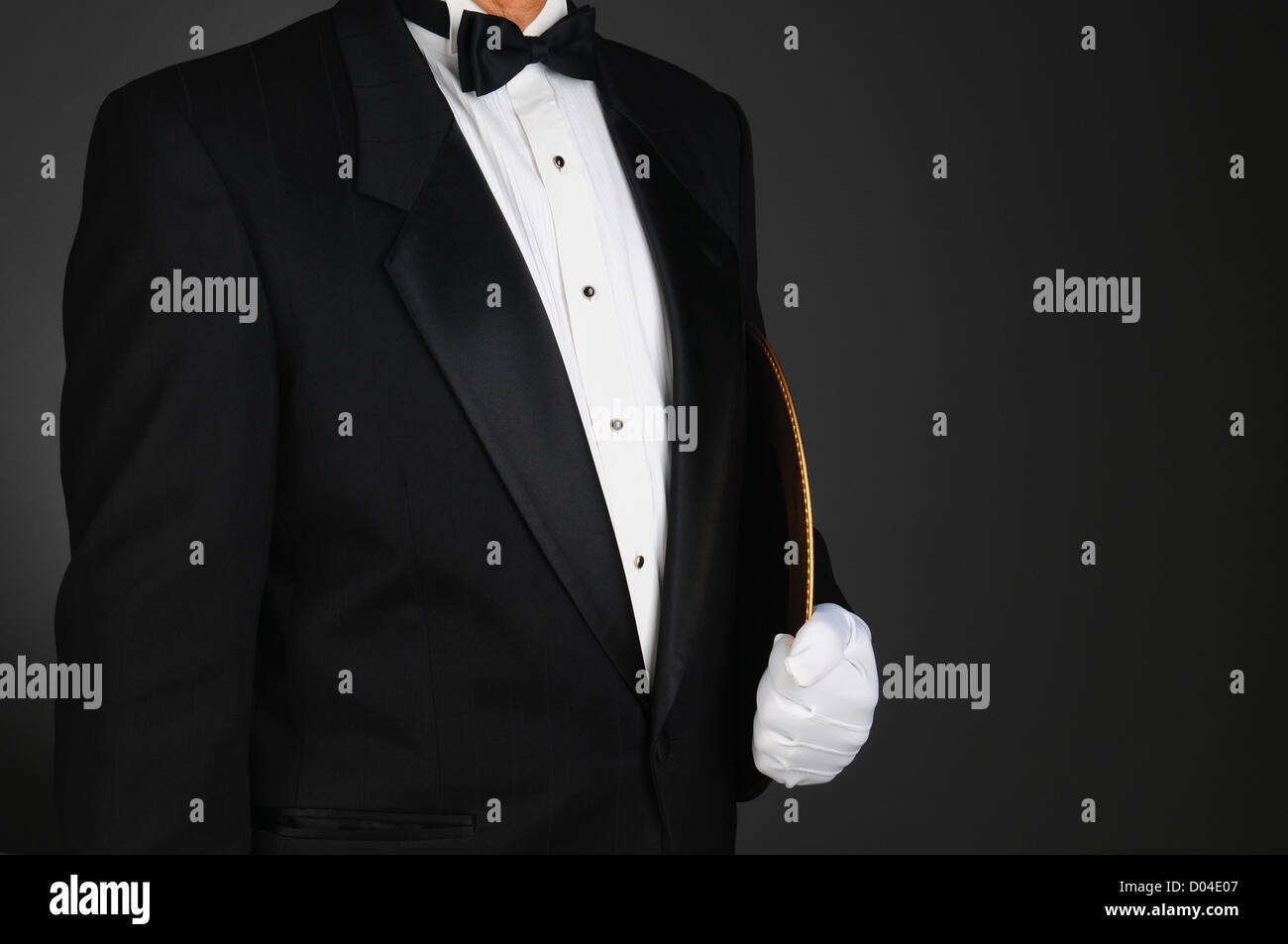 Nahaufnahme der Kellner in einem Tuxedo Tablett unter dem Arm hält. Querformat Stockfoto