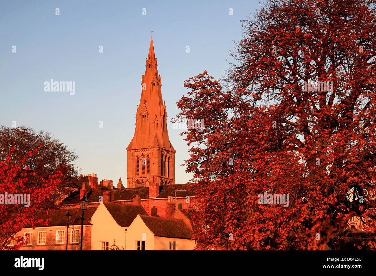 Herbstliche Aussicht auf Str. Marys Kirche und Architektur, Stamford Town, Grafschaft Lincolnshire, England, UK Stockfoto