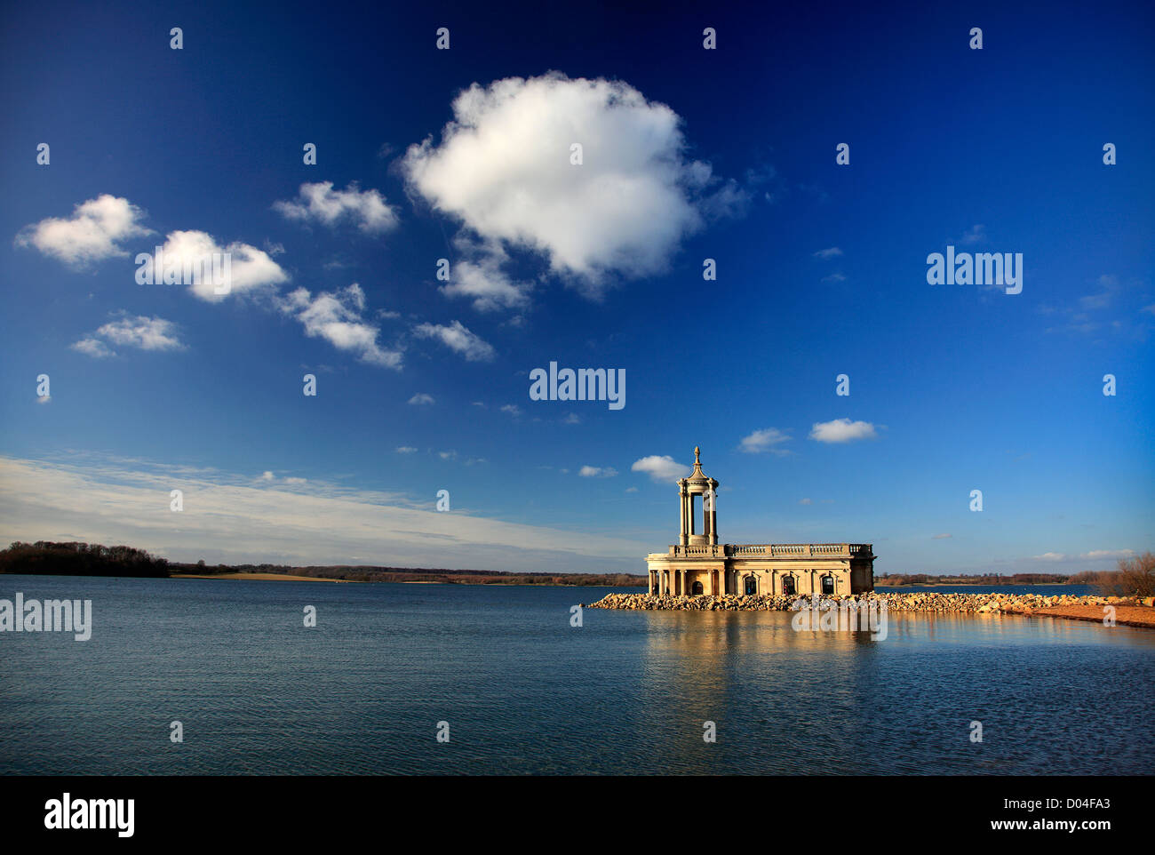 Sommer, blauer Himmel Blick über Normanton Kirche, spiegelt sich in Rutland Wasser-Reservoir, Rutland County, England, UK Stockfoto