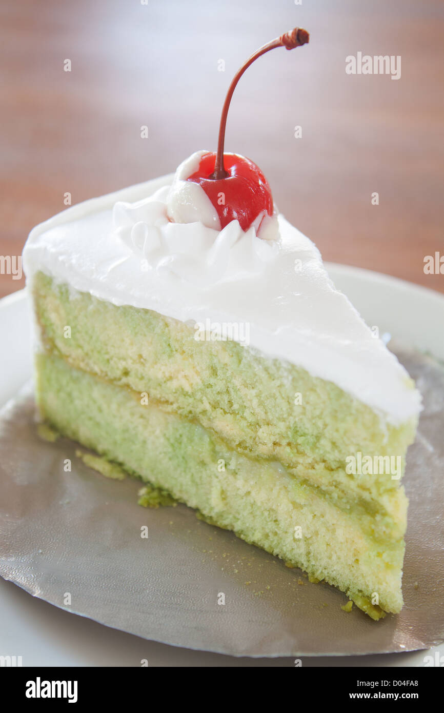 Grüner Tee Marmor Schlagsahne Kuchen topping Kirsche Stockfoto