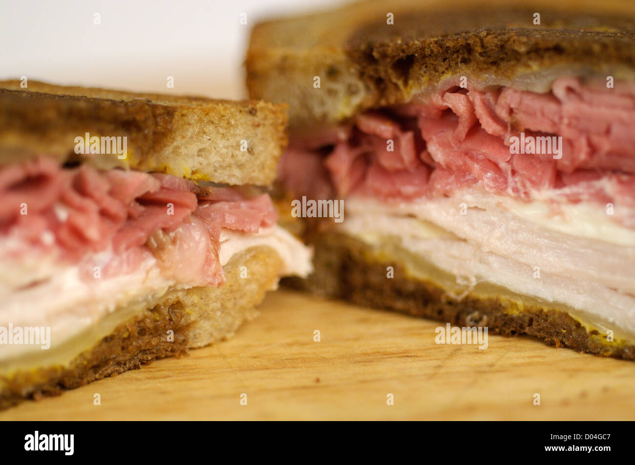 Corned Beef und Türkei auf Roggen Stockfoto