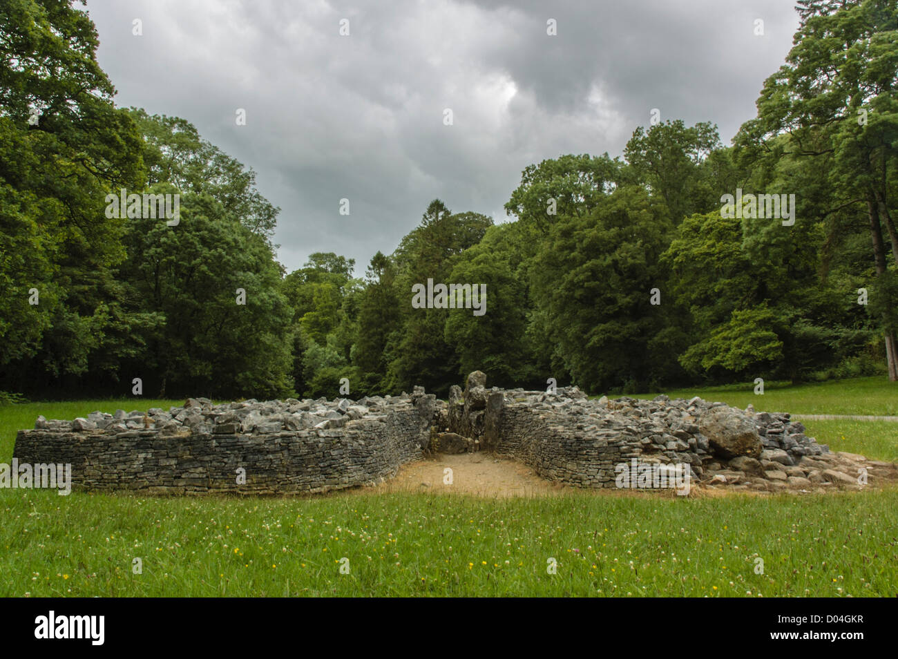 Frontalansicht des Parc le Breos Cwm neolithischen chambered Cairn auf der Gower-Halbinsel in South Wales. Stockfoto