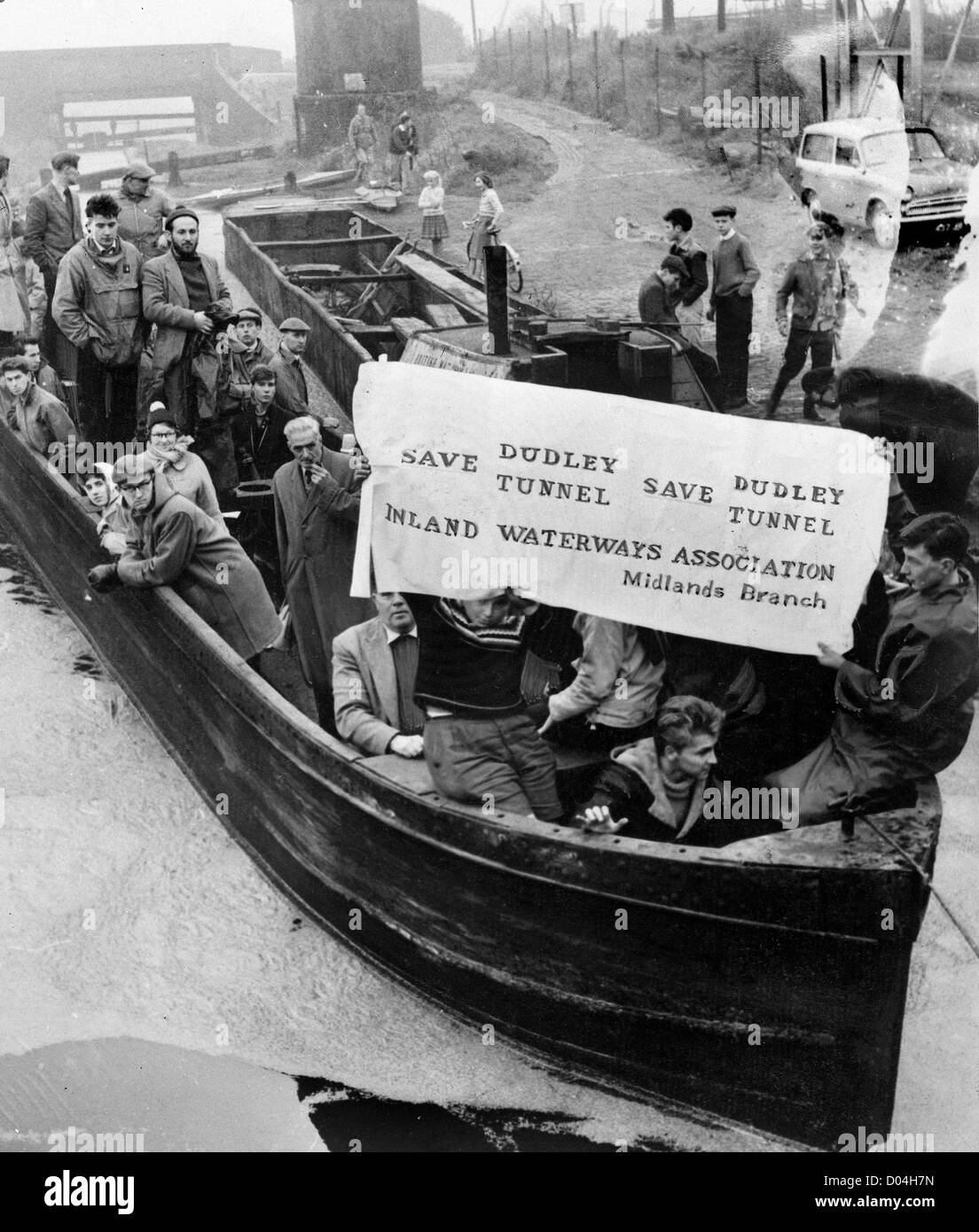 Protestierende fahren zu ihren Booten, um den Dudley Canal Tunnel zu retten 23/10/1960. Schwarze Landkanäle 1960er Jahre Protestkampagne Erhaltung Wasserstraßen Großbritannien Stockfoto