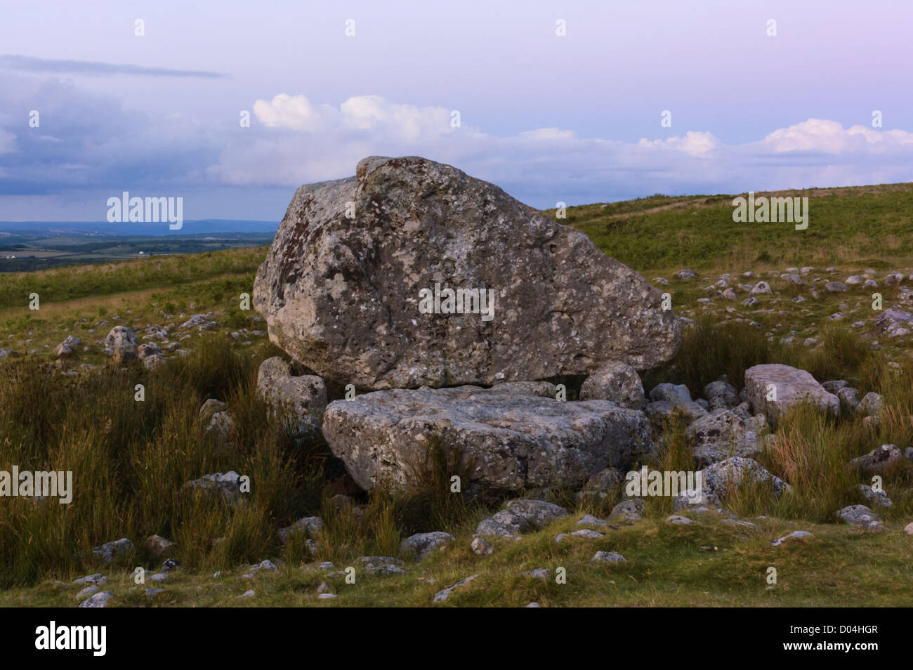 Arthurs Stone, Maen Ceti in Walisisch, möglicherweise eine neolithische gekammerten Grab, auf Cefn Bryn in Gower, South Wales, in der Dämmerung. Stockfoto