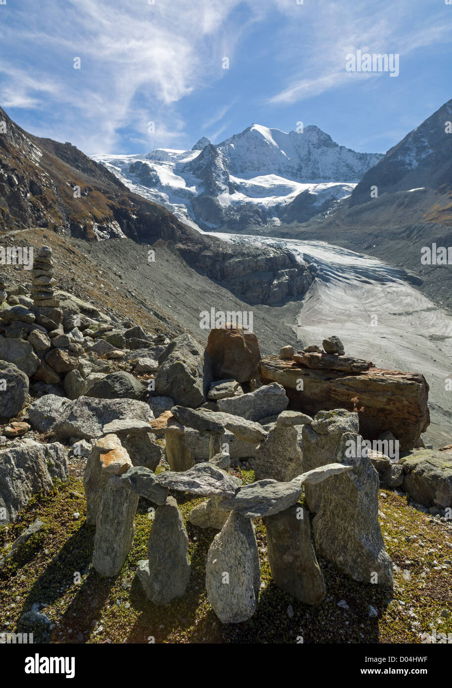 Mini-Stonehenge Bau mit Blick auf den Morteratsch-Gletscher Stockfoto