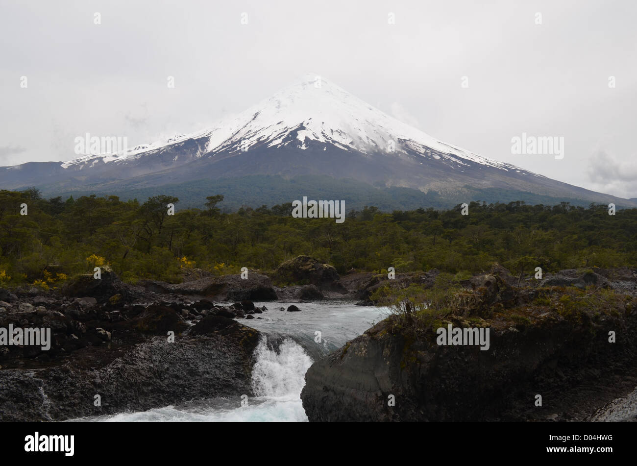 Petrohue Wasserfälle, mit einer Kulisse des Vulkans Osorno. Los Lagos Region, chilenische Patagonien Stockfoto