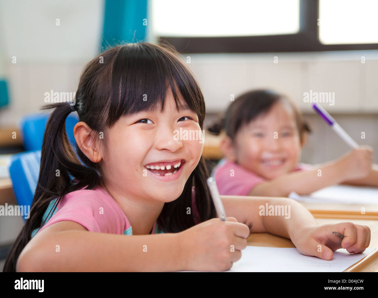 glückliche Kinder in der Schule Stockfoto