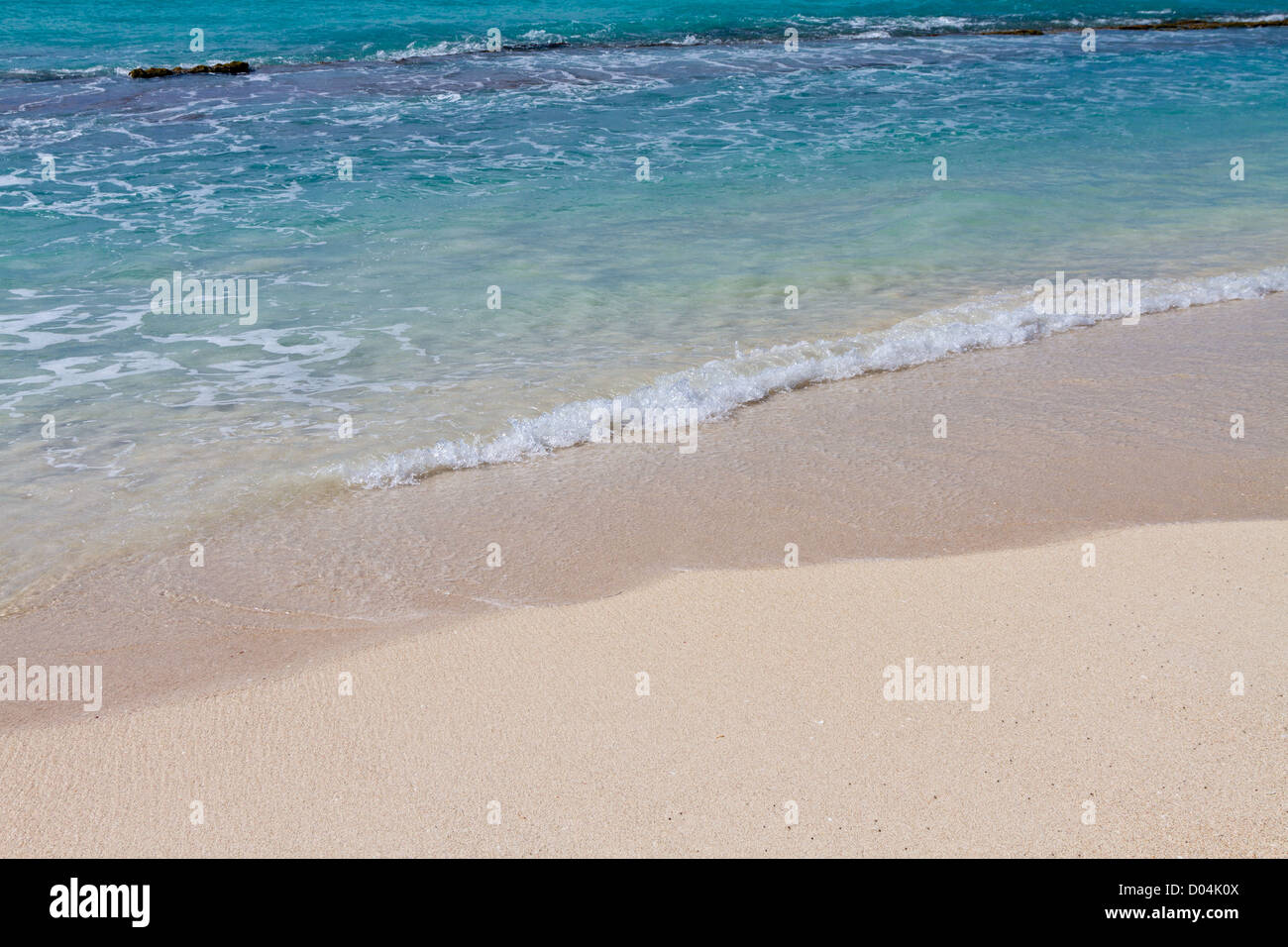 Der Ozean Läppen an einem karibischen Strand. Stockfoto