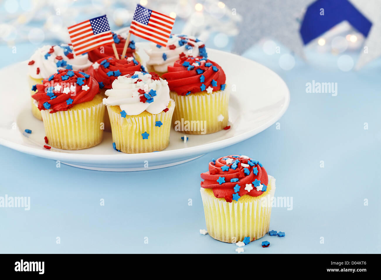 Amerikanische patriotische Themen Cupcakes für den 4. Juli geringe Schärfentiefe mit selektiven Fokus auf Cupcake im Vordergrund. Stockfoto
