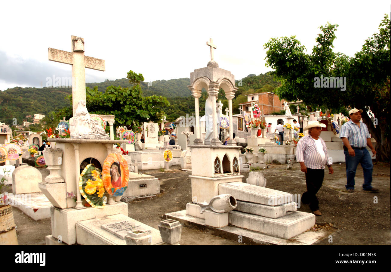 Ein Friedhof in Puerto Vallarta im Laufe des Tages der Toten (El Dia de Los Muertos) 2. November 2012 Stockfoto