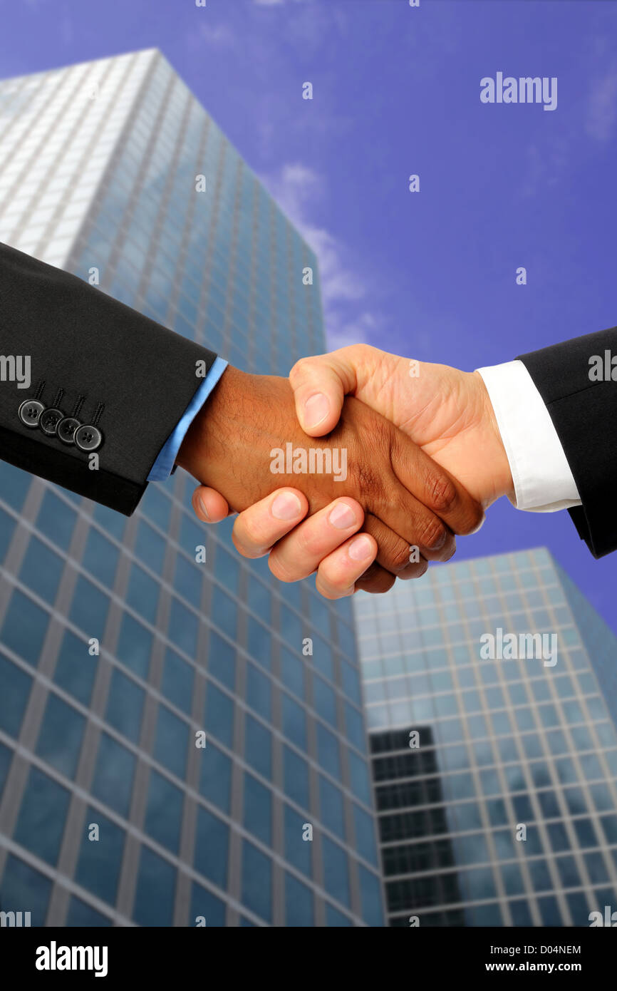 internationalen Handshake mit Wolkenkratzer Stockfoto