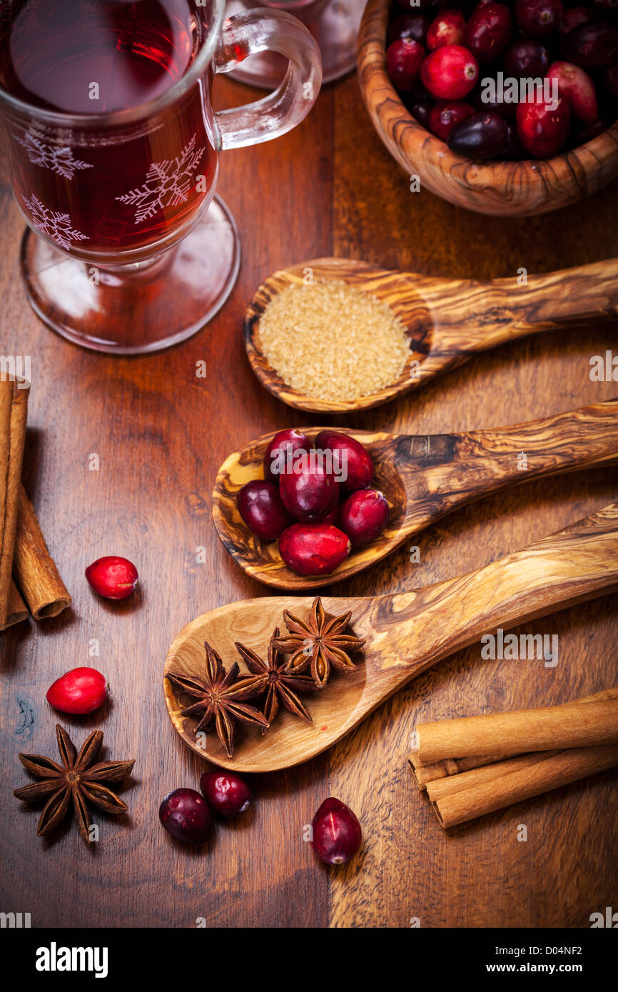 Zutaten für das Kochen Cranberry heißen Glühwein Stockfoto