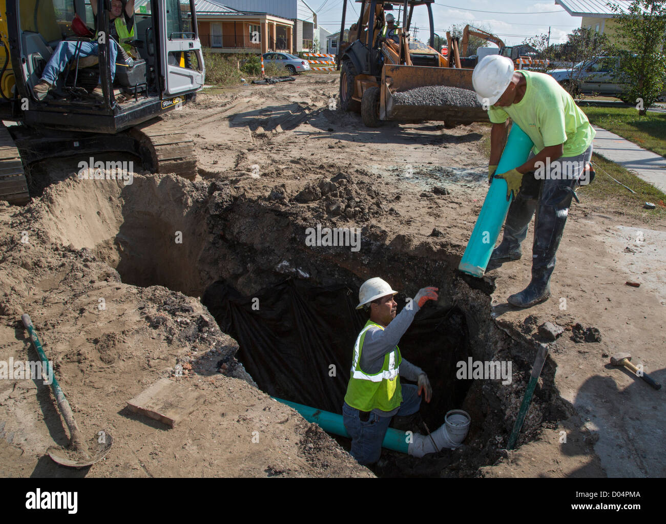 Sieben Jahre nach dem Hurrikan Katrina, Haken Arbeiter einer Abwasserleitung in ein neues Zuhause in New Orleans unteren neunten Bezirk. Stockfoto