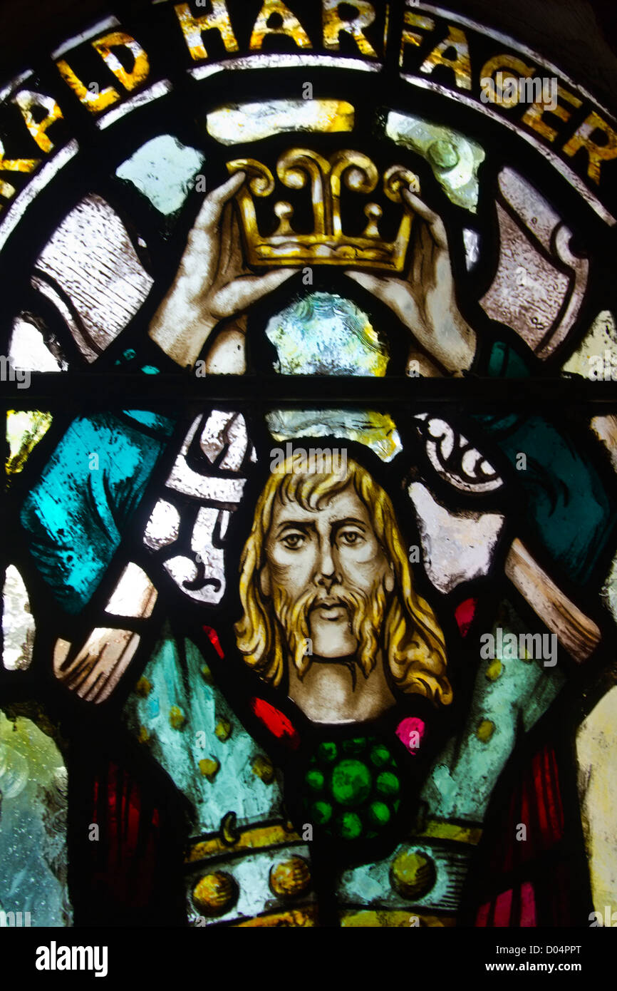Detail der Glasfenster im oberen Ebenen des St Magnus Cathedral, Kirkwall, Orkney. Stockfoto
