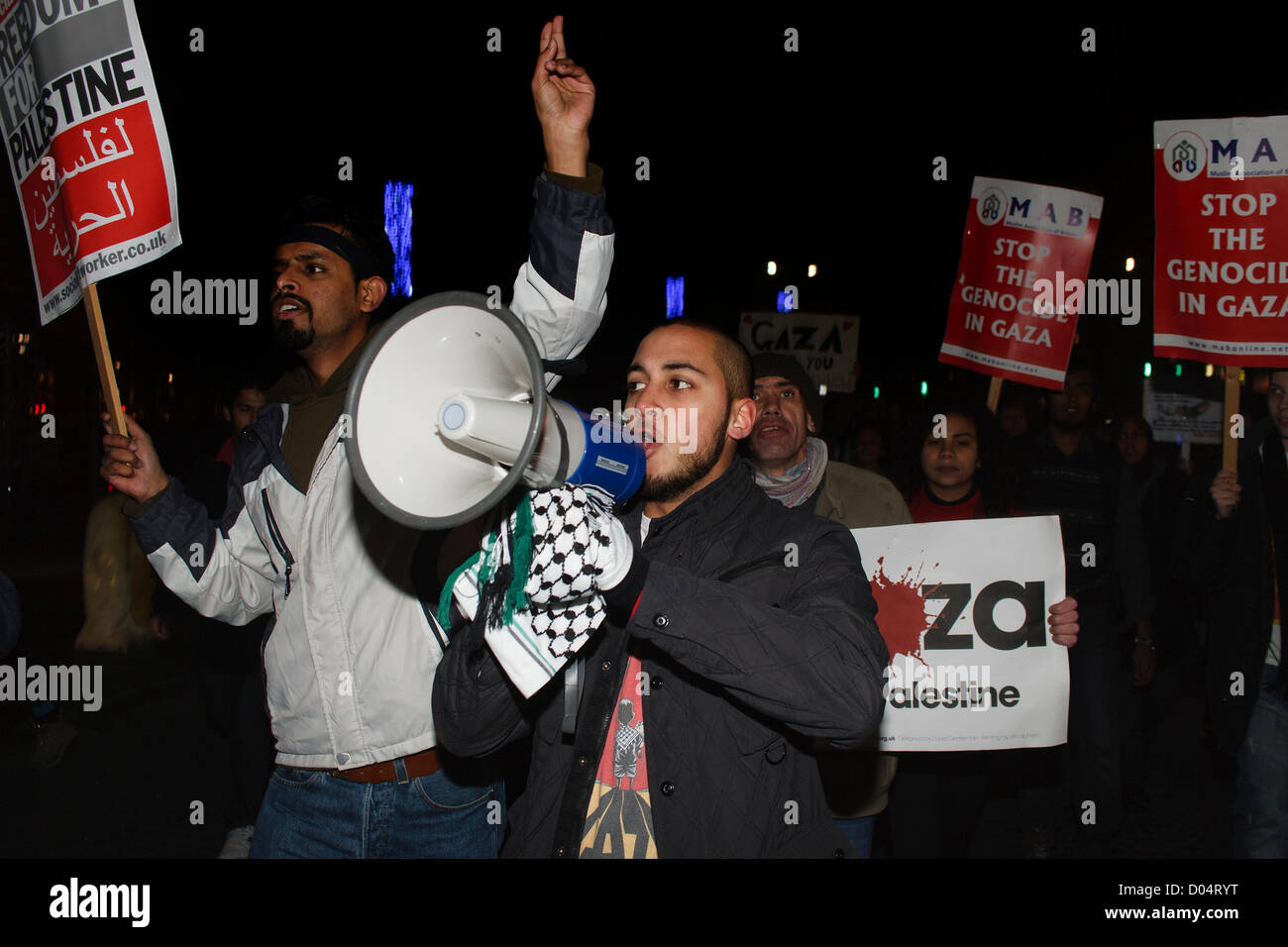 Bristol, UK, November 16-Demonstranten gegen Israels Vorgehen in Gaza werden fotografiert mit einem Megaphon wie sie durch Bristol Stadtzentrum entfernt marschieren. Stockfoto